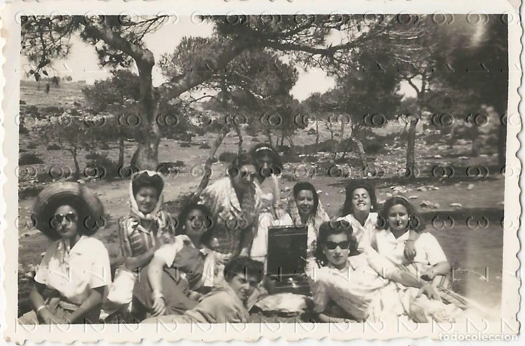 Alte Fotografie: MELILLA PICNIC CON TOCADISCOS FOTOGRAFIA ANTIGUA UNICA MANUEL CHOCLAN BARRERA 9x6 M29
