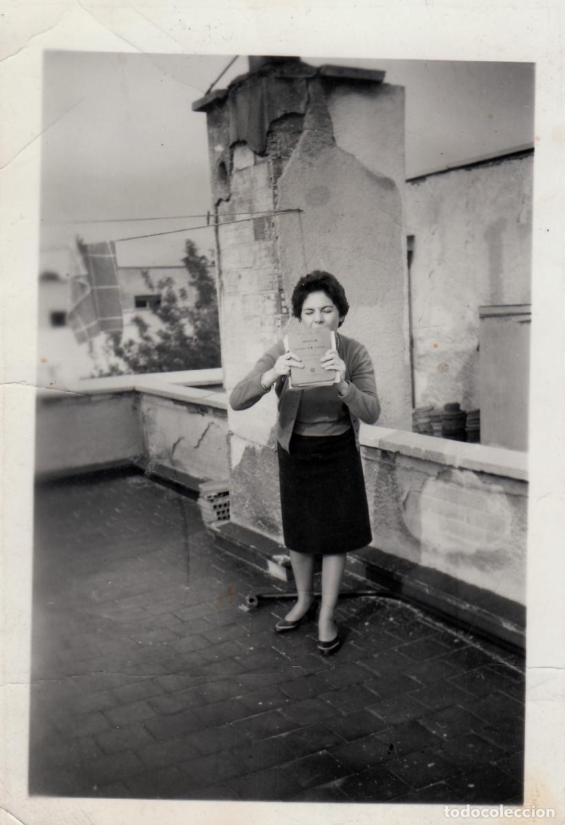 Fotograf&iacute;a antigua: Curiosa foto. Mujer en la azotea mostrando un libro de Derecho Civil A&ntilde;os 50 pc