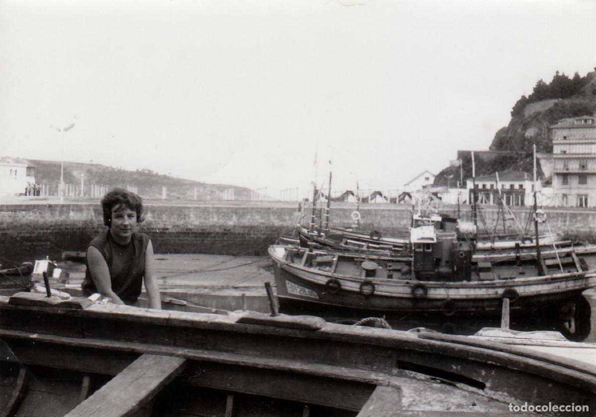 Fotograf&iacute;a antigua: Preciosa foto. Barcas de pesca en el puerto de Luarca, Asturias. A&ntilde;os 50-60 pc