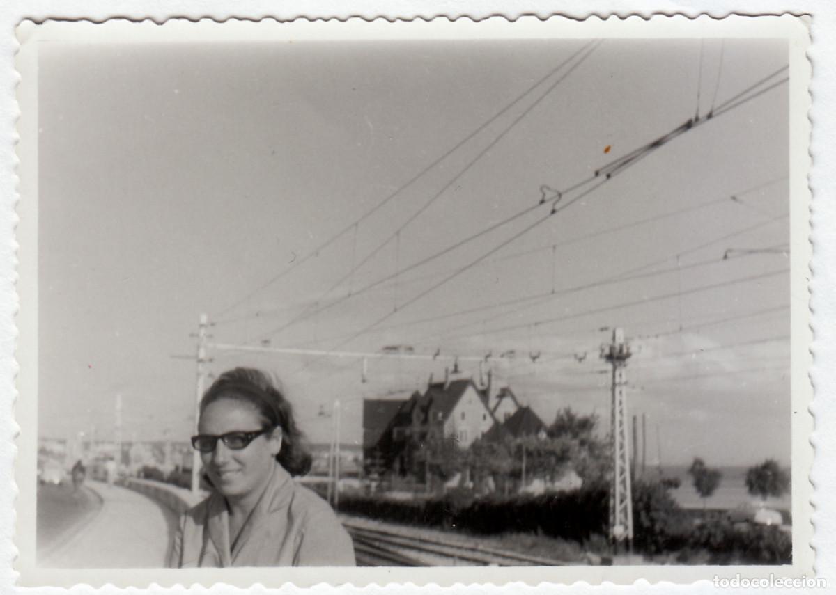 Fotograf&iacute;a antigua: Chica junto a las v&iacute;as del tren, ferrocarril. A&ntilde;os 50-60 pc