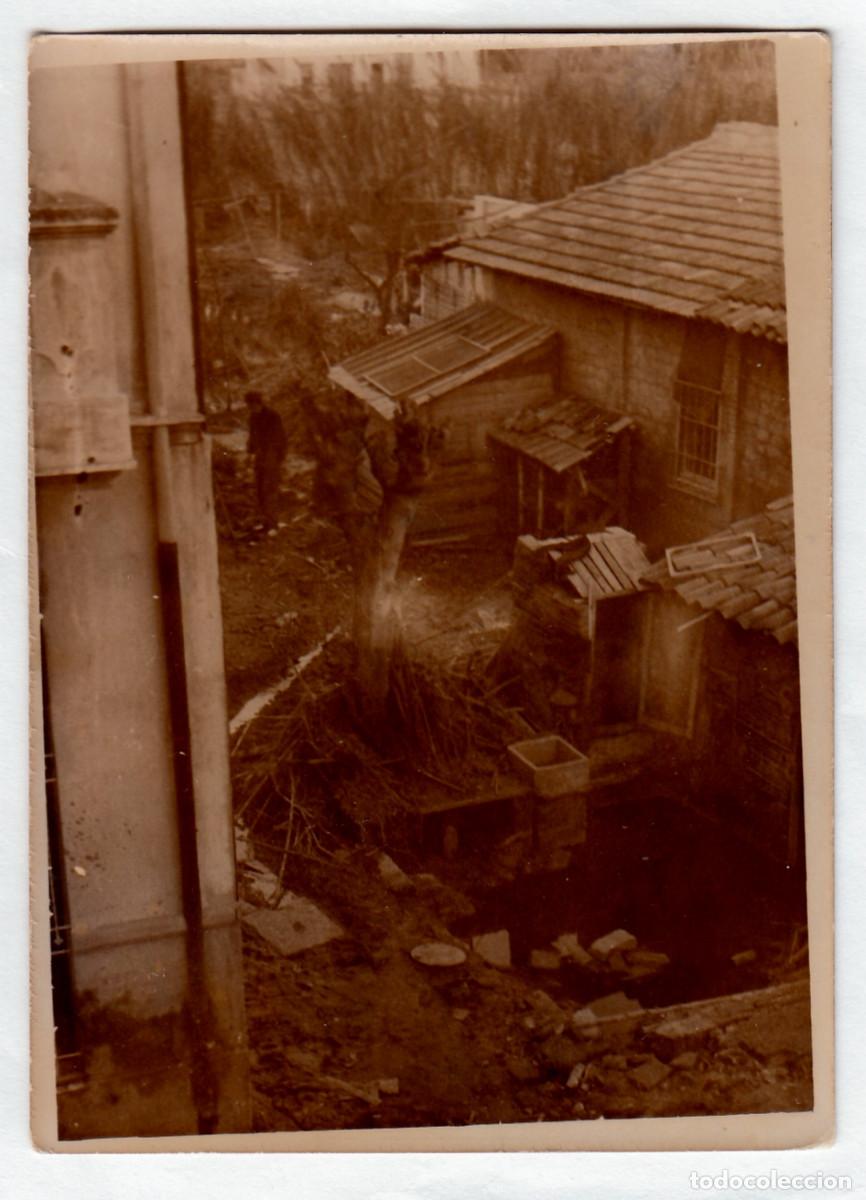 Fotograf&iacute;a antigua: Patio entre casas de campo. Entorno rural. A&ntilde;os 20-30? pc