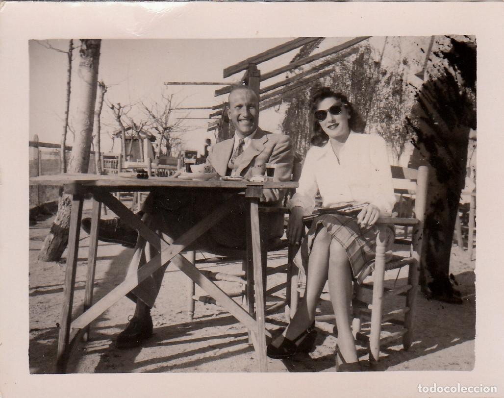 Fotograf&iacute;a antigua: Pareja elegante en una terraza. A&ntilde;os 40 pc
