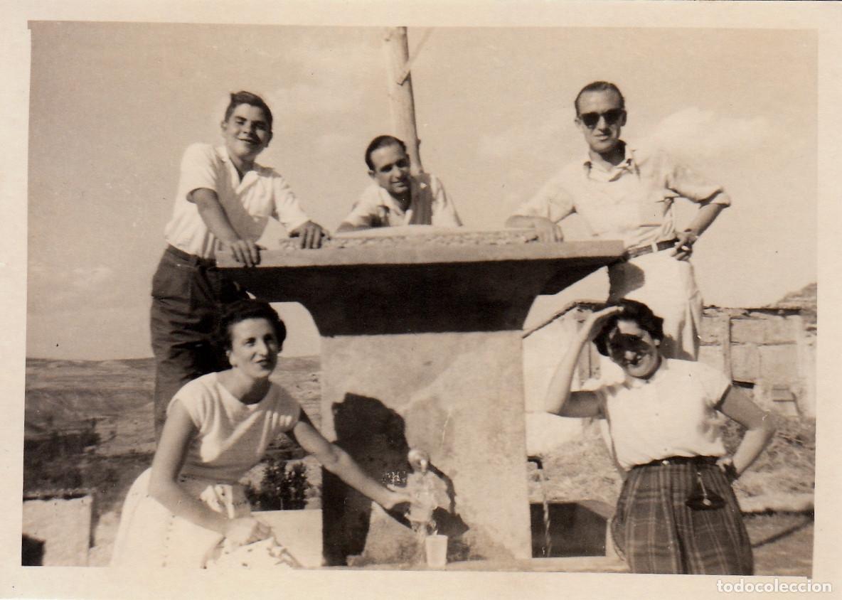 Fotograf&iacute;a antigua: Amigos en una antigua fuente. A&ntilde;os 50 pc