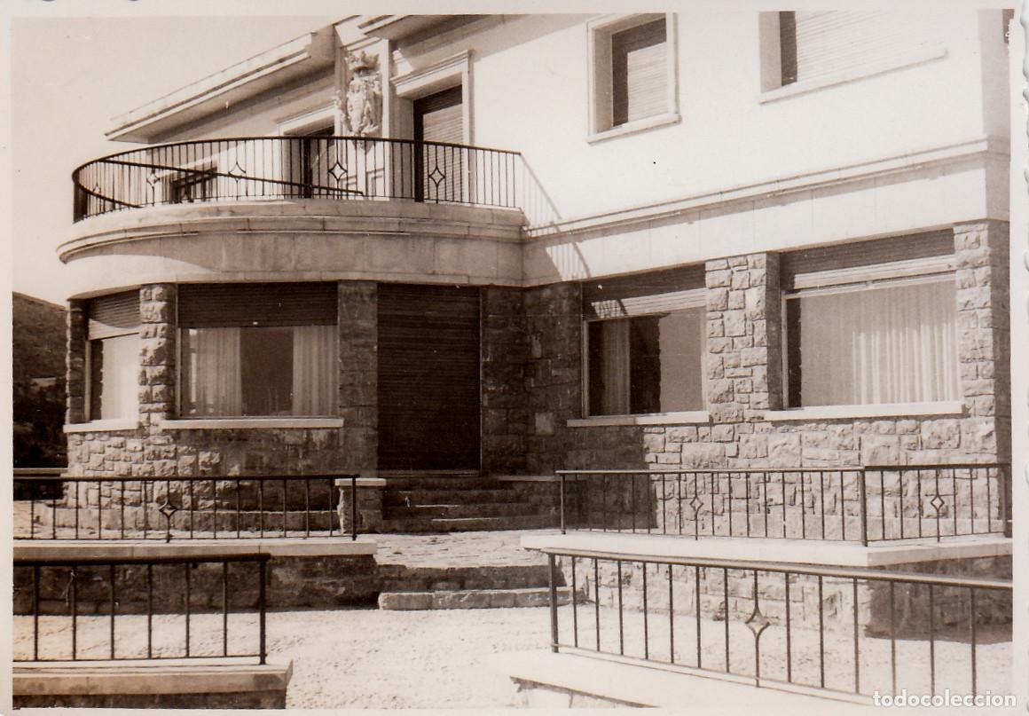 Fotograf&iacute;a antigua: Curioso edificio con escudo her&aacute;ldico. A&ntilde;os 50-60 pc