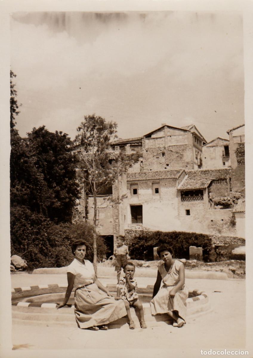 Fotograf&iacute;a antigua: Bonita foto. Mujeres en un peque&ntilde;o estanque. Parte trasera de antiguas casas. A&ntilde;os 50 pc