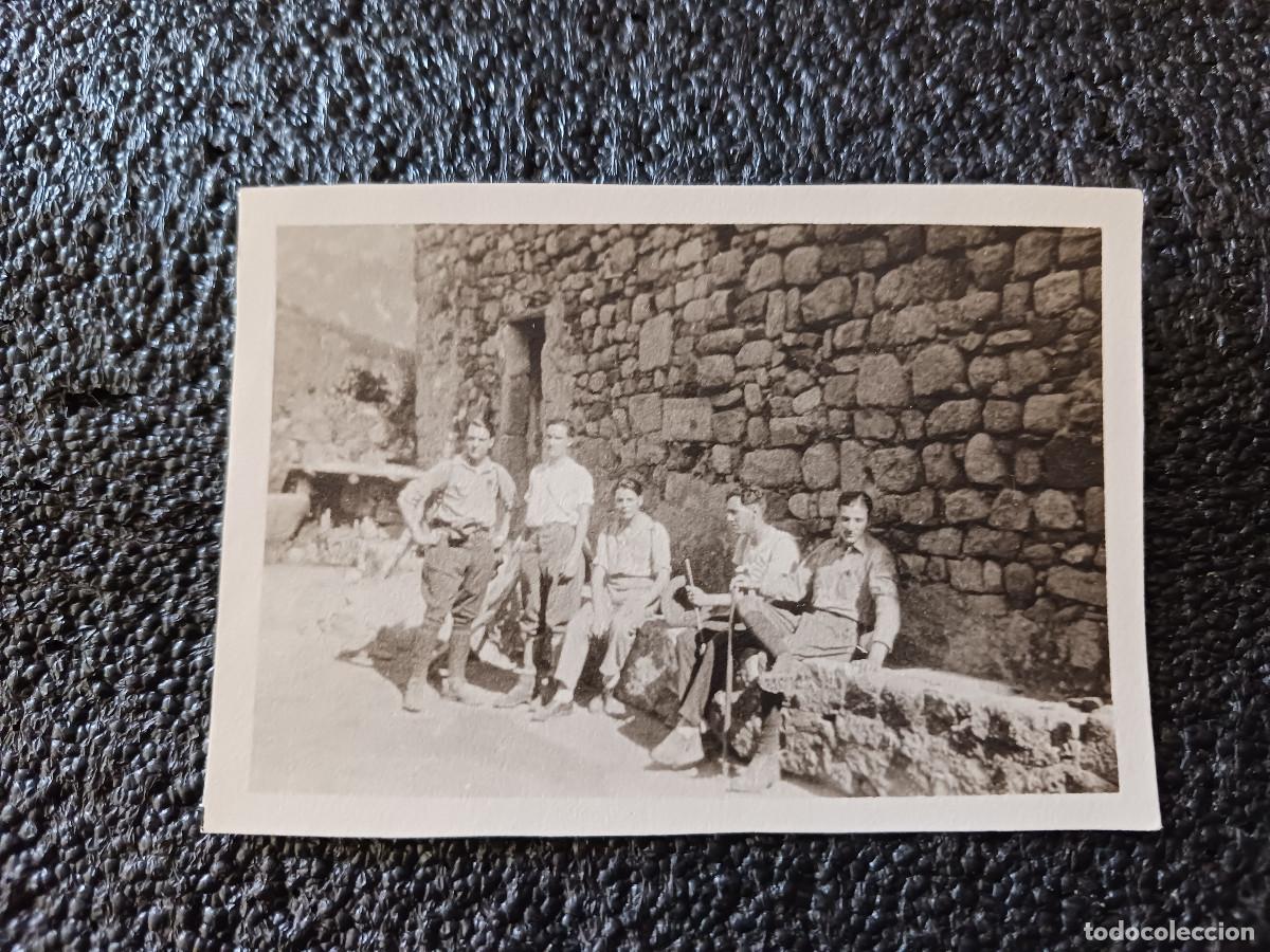 Fotograf&iacute;a antigua: FOTOGRAFIA DE 5 EXCURSIONISTAS EN UN DESCANSO