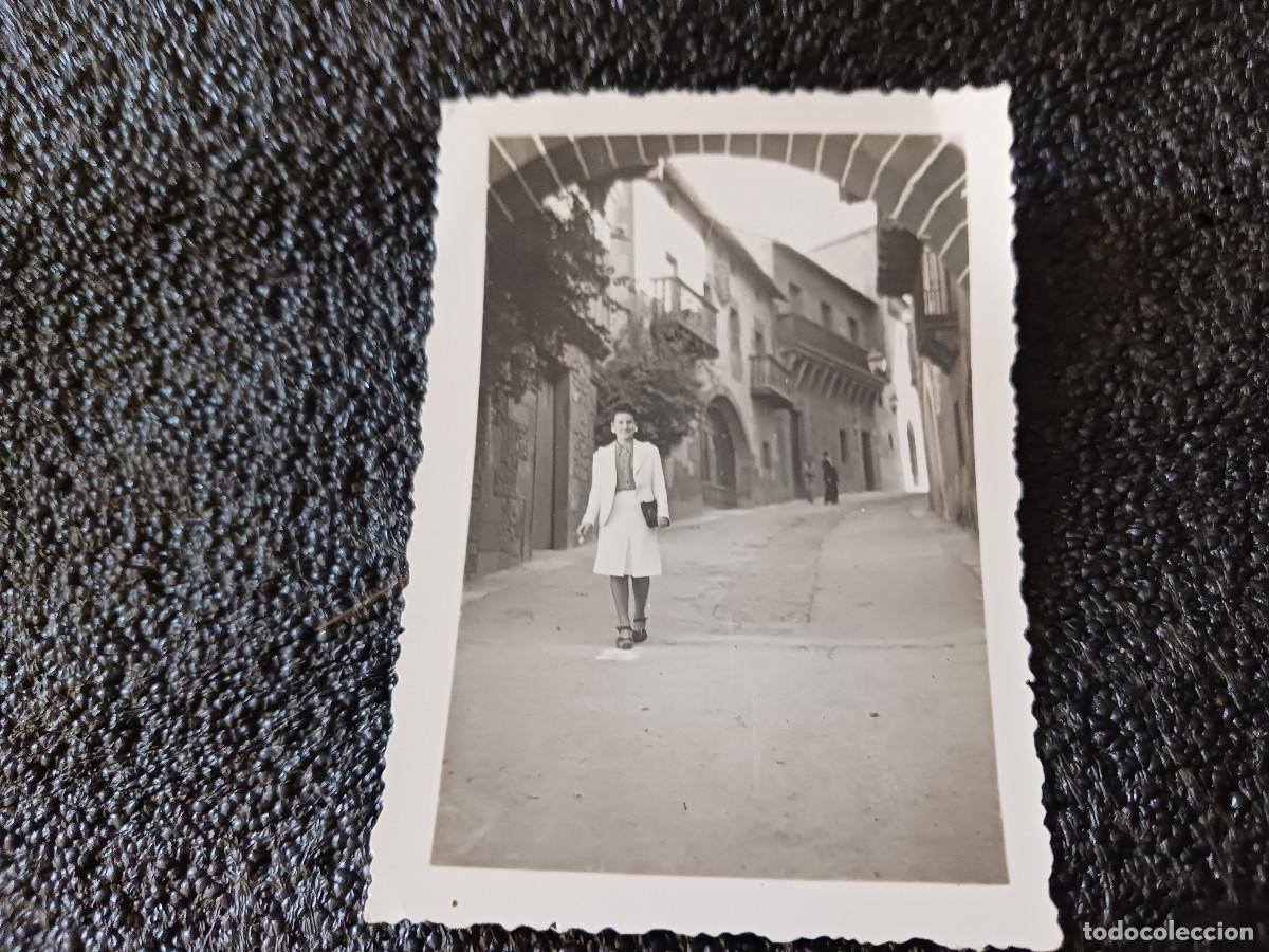 Fotograf&iacute;a antigua: antigua fotografia parque de montjuich, pueblo espa&ntilde;ol, calle vasca