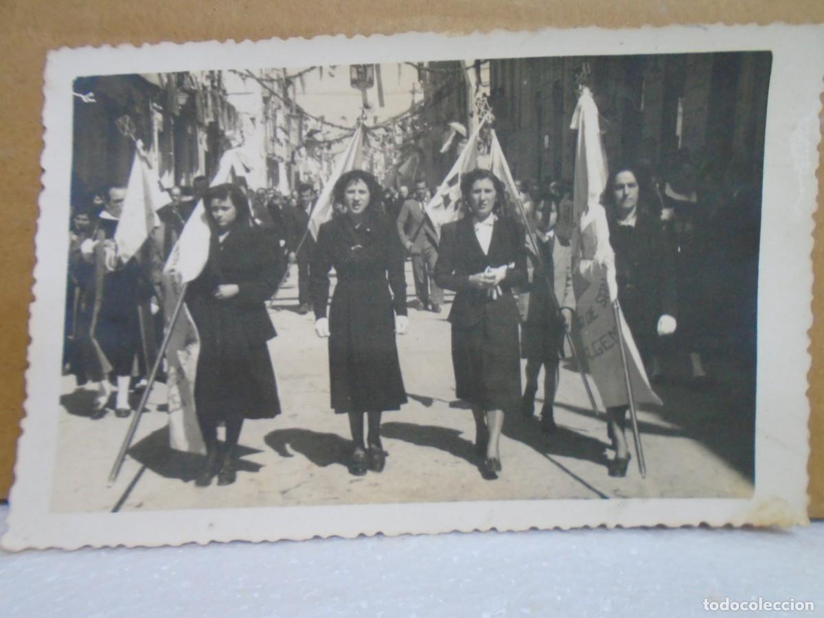 Photographie ancienne: ALGEMESI(VALENCIA)ABANDERADAS DE ACCION CATOLICA DESFILANDO,A&Ntilde;OS 40/50. 14X9 CM.