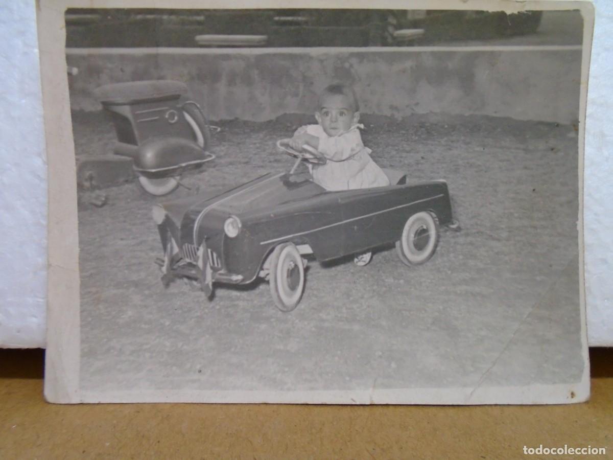 Photographie ancienne: FOTO OBTENIDA EN EL JARDIN-FERIA DE HELLIN(ALBACETE)EL 29/9/1956.NI&Ntilde;O COCHE HOJALATA.