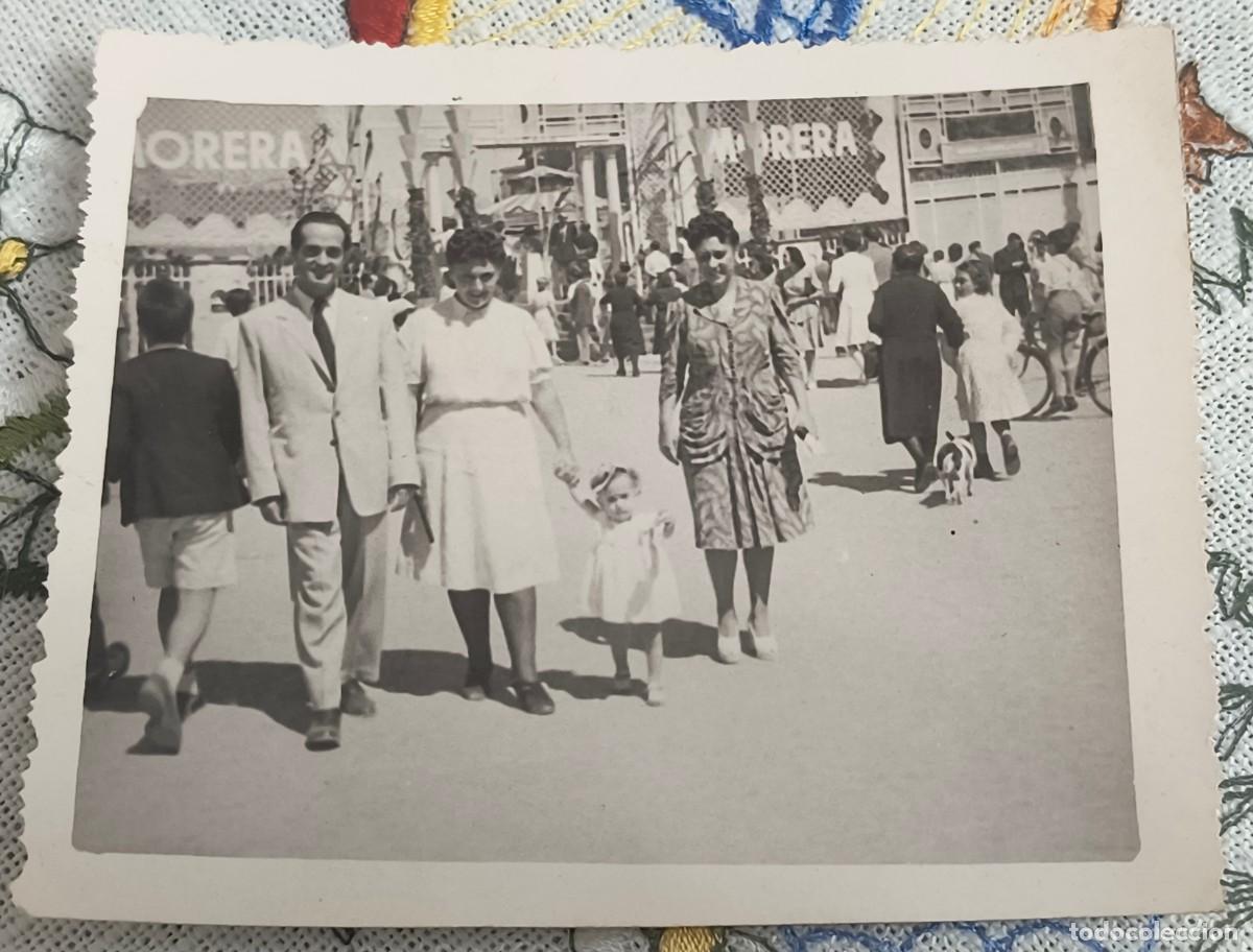 Fotograf&iacute;a antigua: FOTO ANTIGUA | FAMILIA PASEANDO - FOTO LABRADOR, BARCELONA