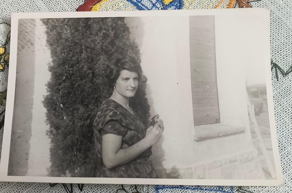 Fotograf&iacute;a antigua: FOTO ANTIGUA | MUJER JUNTO A UN EDIFICIO