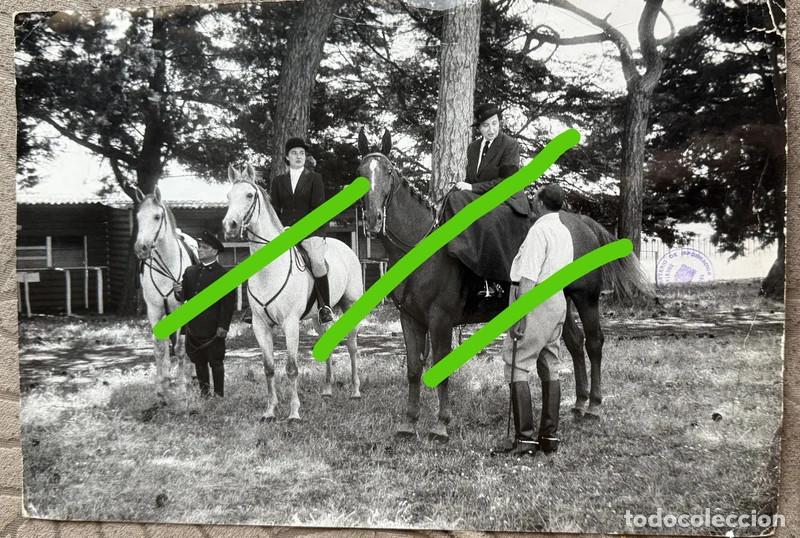 Fotograf&iacute;a antigua: Don Juan, Do&ntilde;a Pilar y Do&ntilde;a Maria Montando a Caballo Fotografia Antigua con el Sello del Ministerio