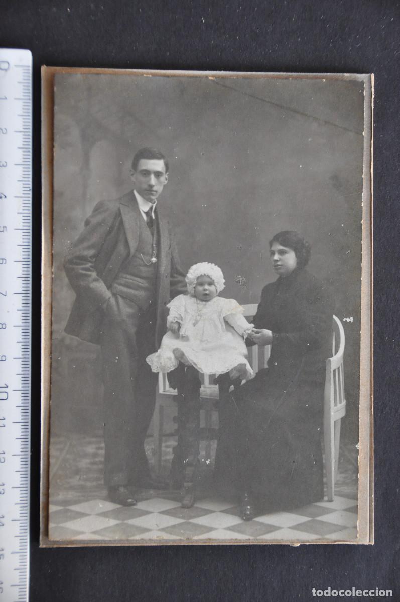 Fotograf&iacute;a antigua: FOTOGRAF&Iacute;A DE UNOS PADRES CON SU HIJA - SIN AUTOR