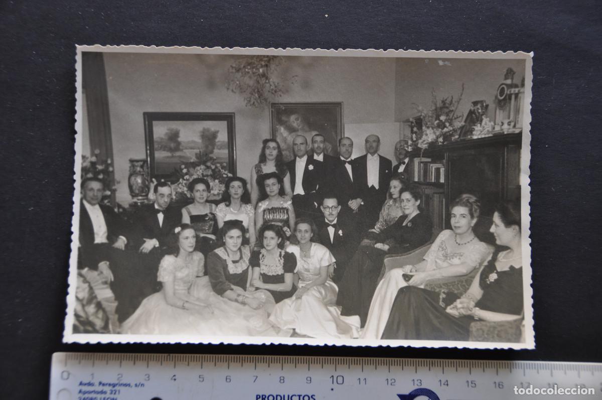 Fotograf&iacute;a antigua: FOTOGRAF&Iacute;A FAMILIAR CON TRAJES Y VESTIDOS DE GALA - SIN AUTOR