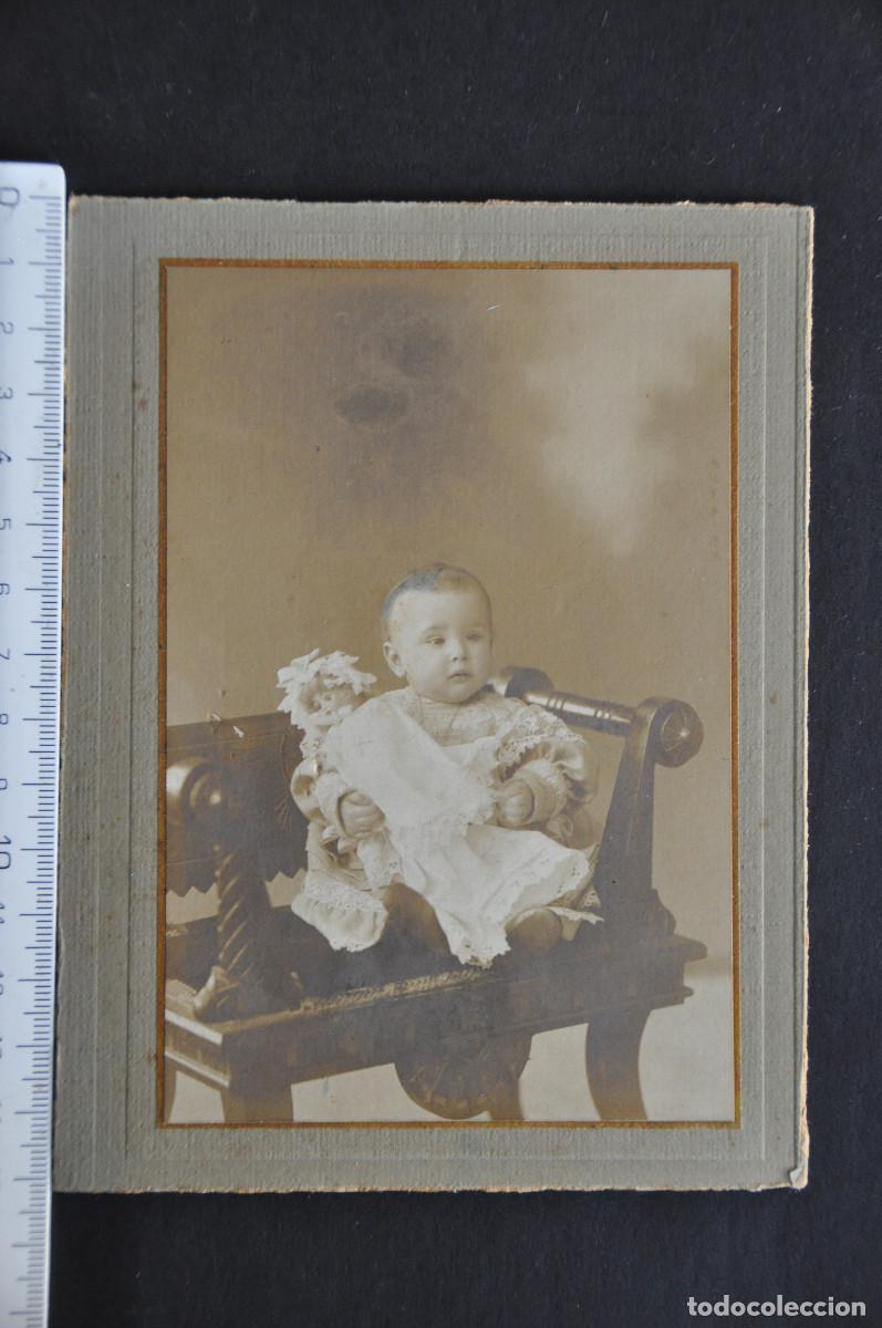 Fotograf&iacute;a antigua: FOTOGRAF&Iacute;A DE UN BEB&Eacute; CON SU MU&Ntilde;ECA