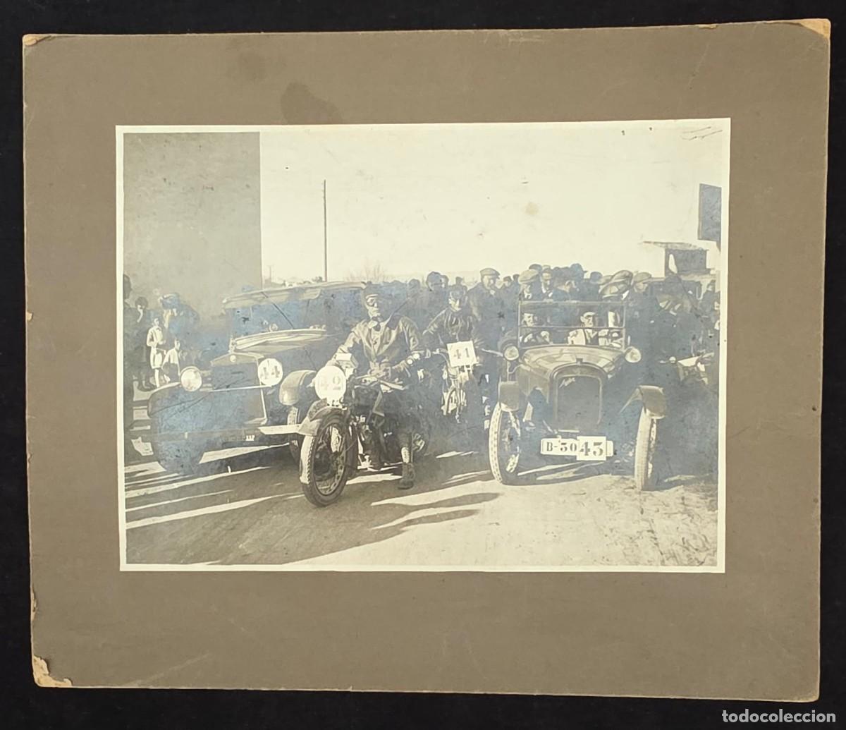 Fotograf&iacute;a antigua: Fotograf&iacute;a Antigua Carrera de Autom&oacute;viles y Motocicletas Cl&aacute;sicas con P&uacute;blico &ndash; Rally Hist&oacute;rico
