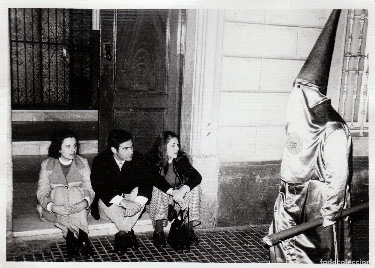 Fotograf&iacute;a antigua: Semana Santa de C&aacute;diz. Nazareno. J&oacute;venes viendo pasar la procesi&oacute;n. Abril 1973.