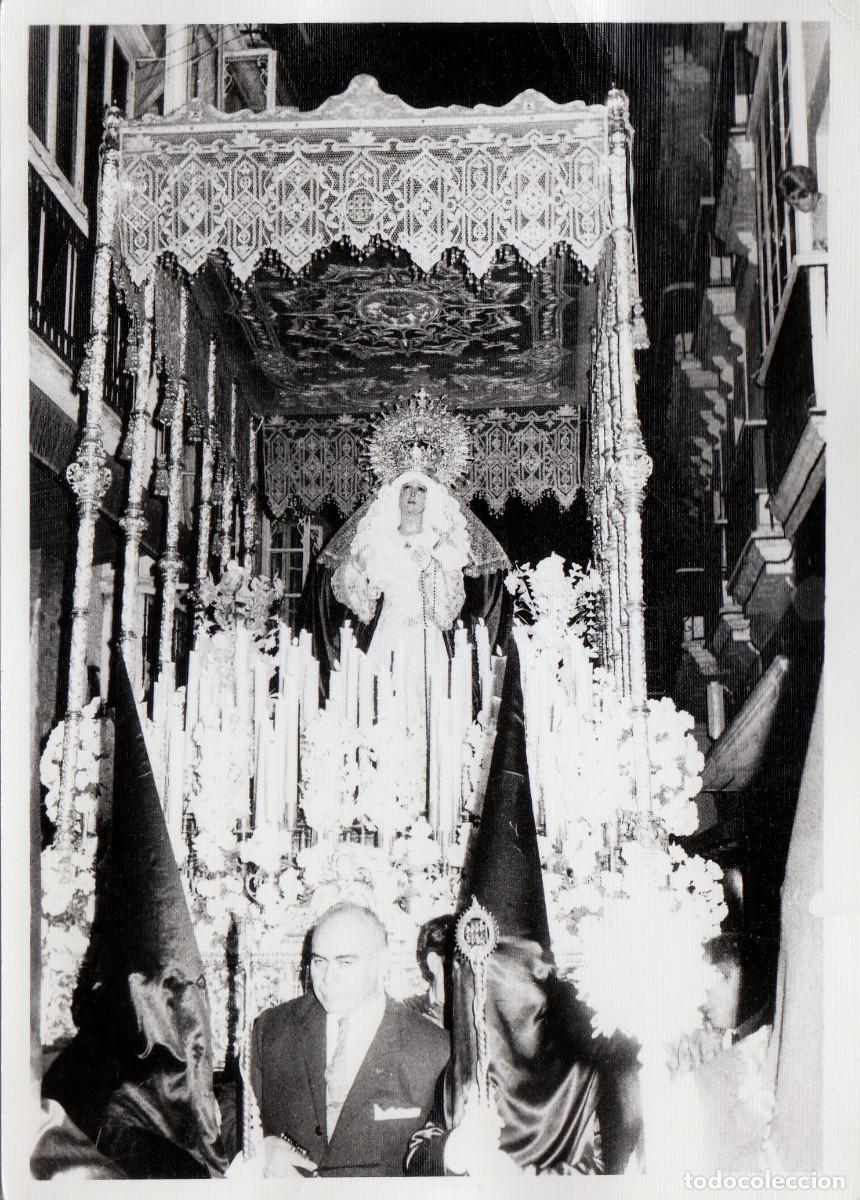Fotograf&iacute;a antigua: Semana Santa de C&aacute;diz. Nazarenos. Procesi&oacute;n. La Dolorosa. Abril 1973.