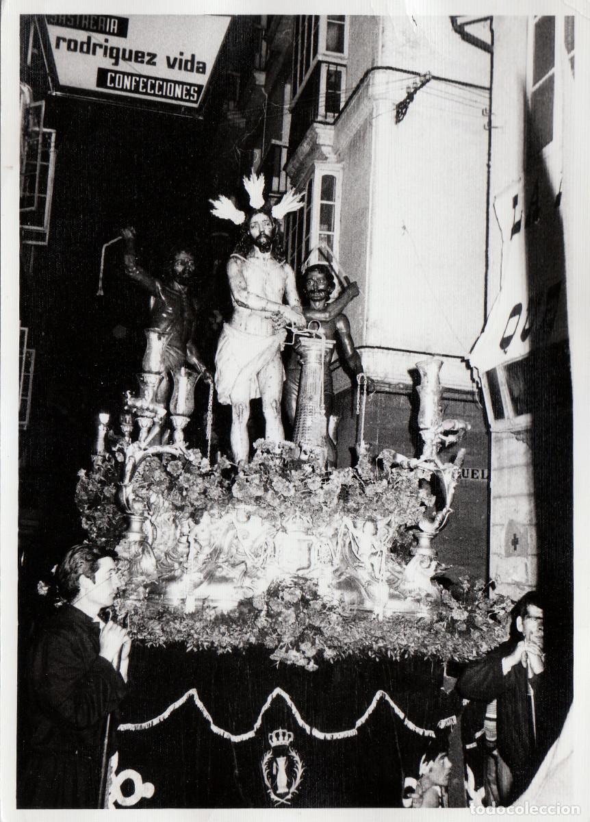 Fotograf&iacute;a antigua: Semana Santa de C&aacute;diz. Procesi&oacute;n. Las Columnas. Confecciones Rodr&iacute;guez Vida Abril 1973.