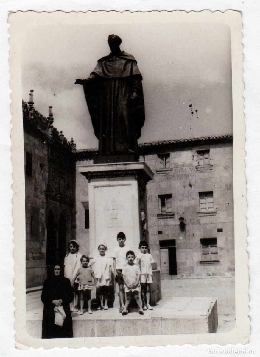 Fotograf&iacute;a antigua: Rara foto. Estatua de Fray Luis de Le&oacute;n, Salamanca. Anciana enlutada con ni&ntilde;os. A&ntilde;os 60.