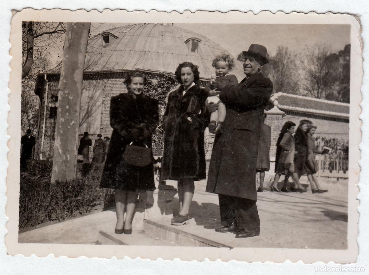 Fotograf&iacute;a antigua: Familia en la Casa del Contrabandista en el Retiro de Madrid. A&ntilde;os 40.
