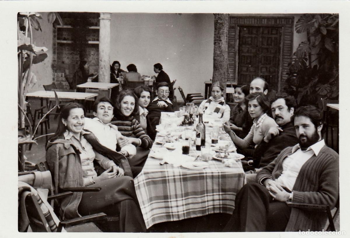Fotograf&iacute;a antigua: Banquete en terraza de restaurante de C&oacute;rdoba. A&ntilde;os 60