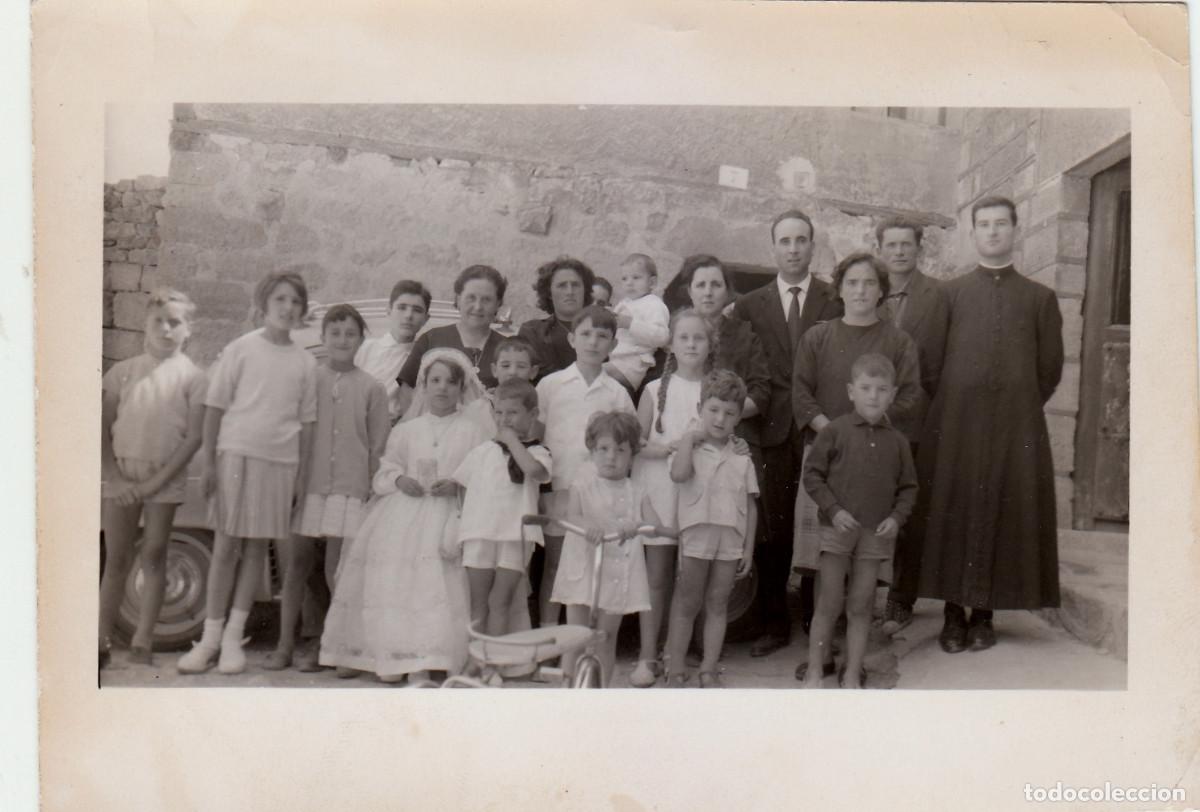 Fotograf&iacute;a antigua: Grupo familiar con cura, religioso. A&ntilde;os 50-60