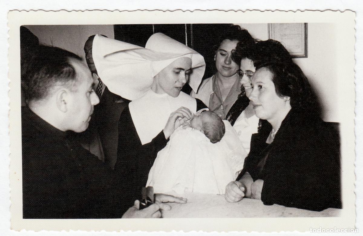 Alte Fotografie: Rara monja con beb&eacute;. Bautizo. A&ntilde;os 50