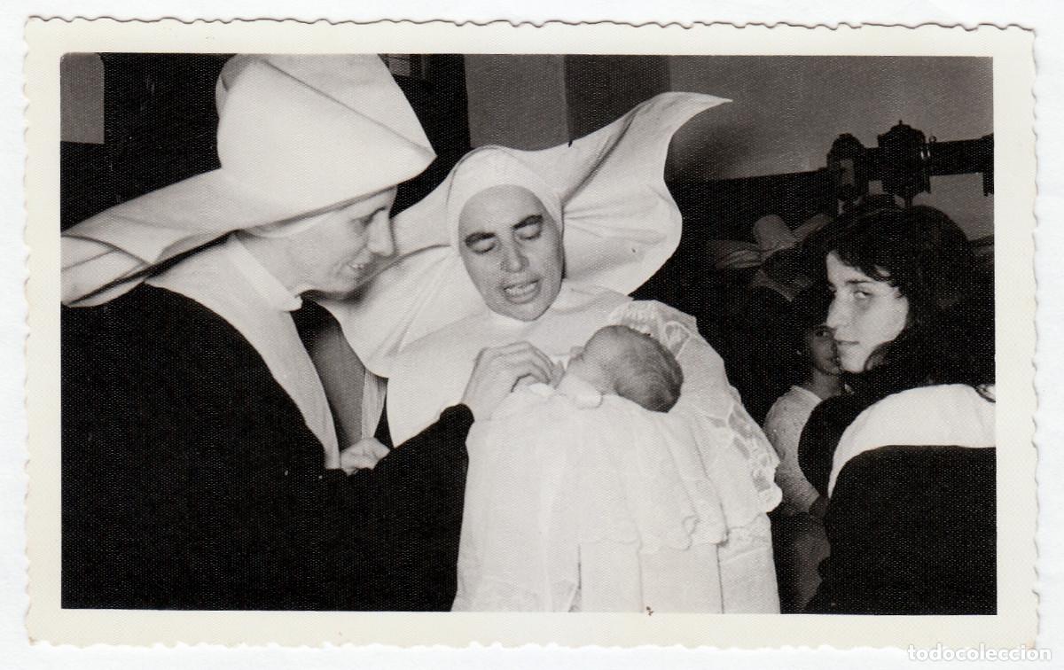 Alte Fotografie: Raras monjas con beb&eacute;. Bautizo. A&ntilde;os 50