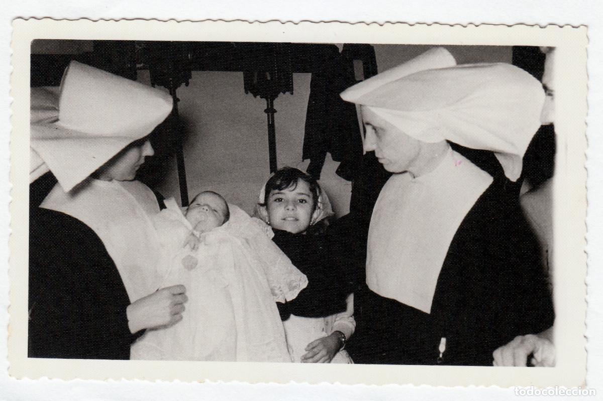 Photographie ancienne: Raras monjas con beb&eacute;. Bautizo. A&ntilde;os 50