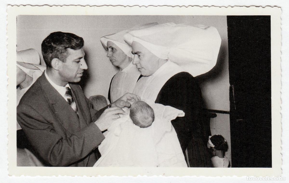 Fotografia antiga: Raras monjas con beb&eacute;. Bautizo. A&ntilde;os 50