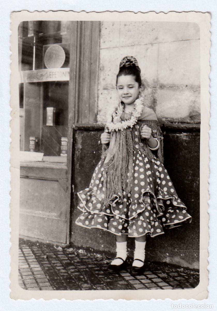 Antique Photography: Tocando las casta&ntilde;uelas. Ni&ntilde;a con vestido andaluz en el escaparate de una farmacia. Juman C&aacute;diz 50s