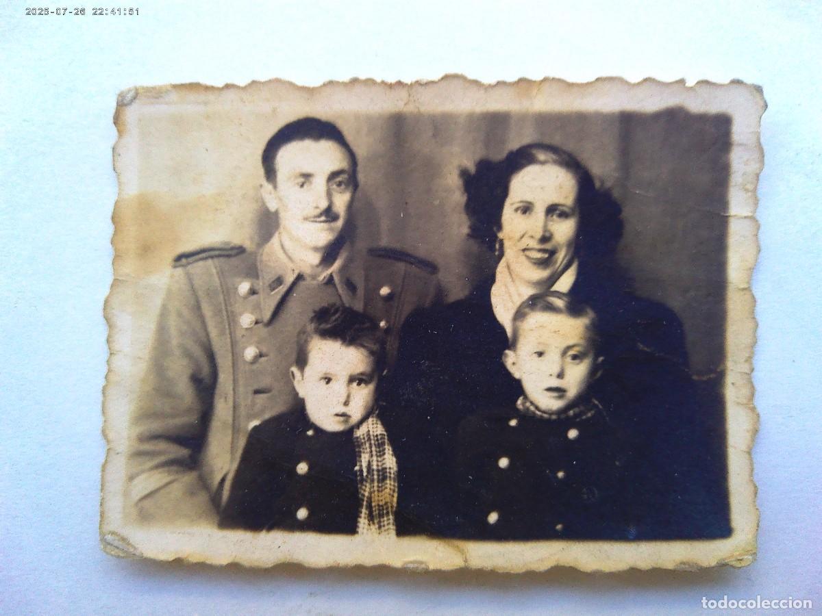 Fotograf&iacute;a antigua: GUARDIA CIVIL : FOTO DE AGENTE Y FAMILIA PARA CARNET , 1952