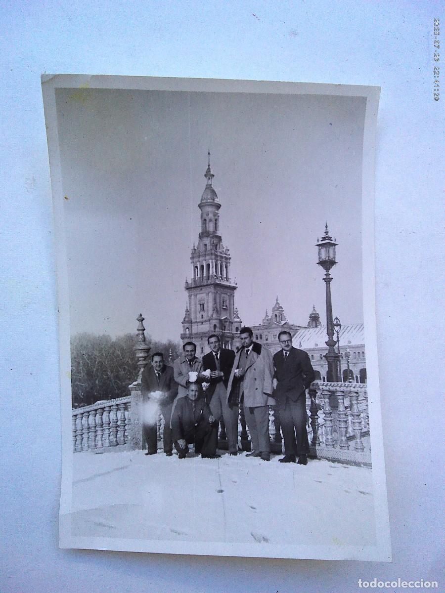 Alte Fotografie: FOTO DE LA FAMOSA NEV&Aacute; DE SEVILLA DEL 54 : HOMBRES CON BOLAS DE NIEVE EN PLAZA DE ESPA&Ntilde;A