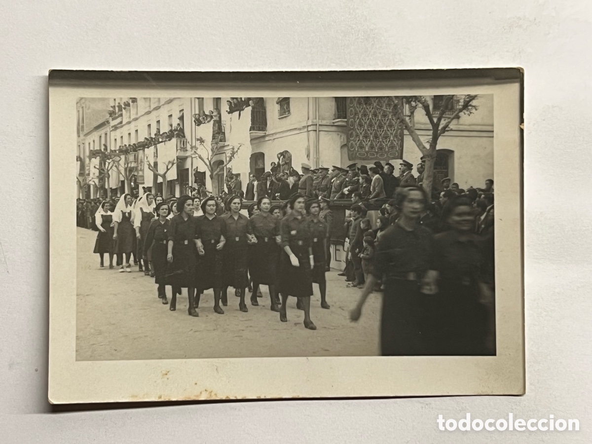 Fotografia antica: ESPA&Ntilde;A Desfile Se&ntilde;oritas de la Falange.. autoridades militares y locales, por identificar (h.1945?)