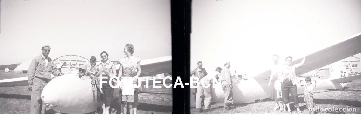 Fotografia antica: 2 NEGATIVOS ACETATO GRUPO DE PERSONAS JUNTO A AVION PLANEADOR A&Ntilde;OS 40/50 POSIBLEMENTE ESPA&Ntilde;A