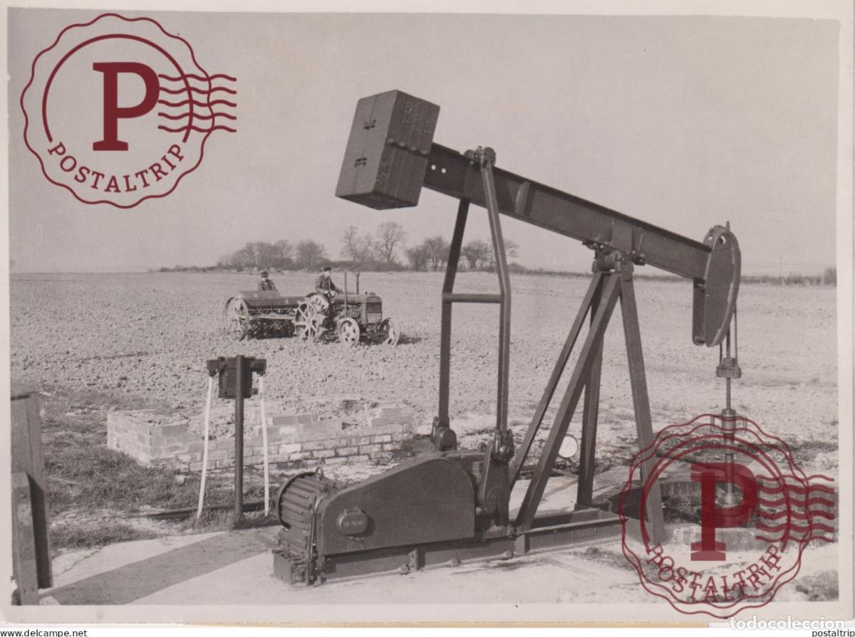 Fotografia antica: OILFIELDS OF BRITAIN EAKRING NEWARK NAZI U BOAT MENACE 1945 21*15CM OIL GAS MINE MINING MINA