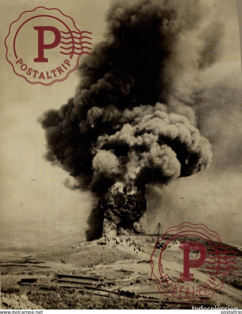 Fotografia antica: Jebel Tselfat - Maroc: montagne 1934 Des Marocains regardent le p&eacute;trole non br&ucirc;l&eacute; 15*11CM OIL GAS