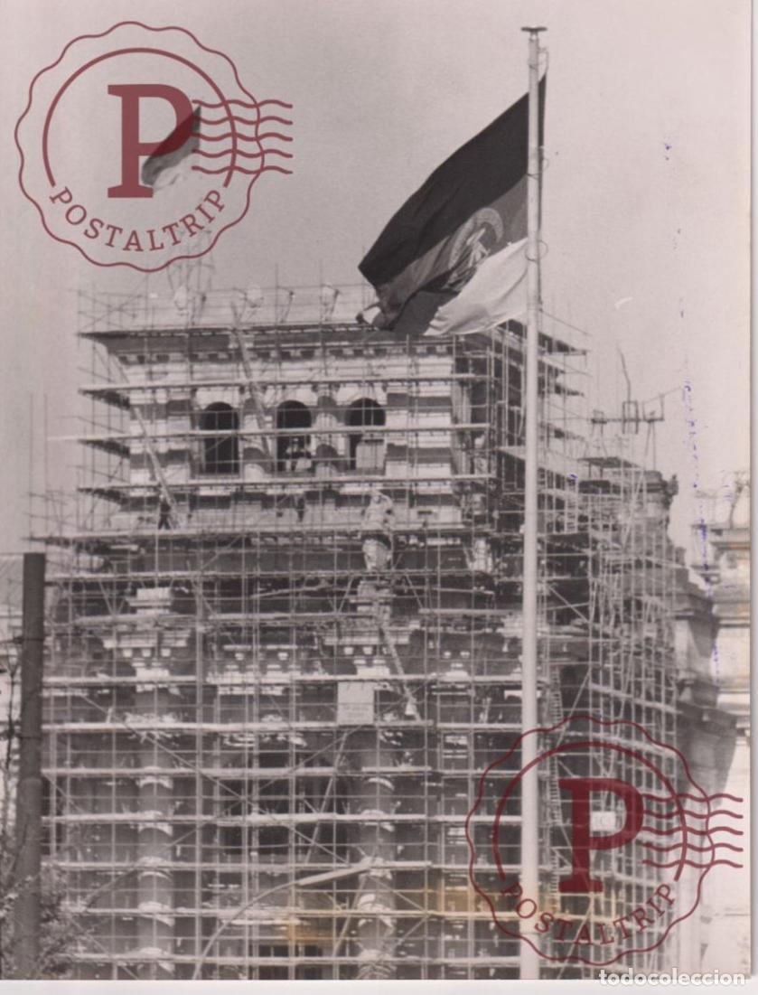 Fotografia antica: TWO GERMAN FLAGS OVER BERLIN. REICHSTAG BUILDING. COMMUNIST EAST SECTOR OF BERLIN. +-22X16.5CM