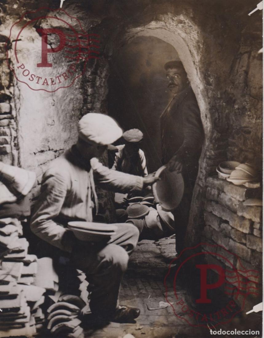 Alte Fotografie: ESPA&Ntilde;A. SPAIN. SEVILLA. ALFARERIA MANUEL CORBUTO. ALFARERO. ARTESANO. POTTERY. TRABAJADORES. 21.5X17