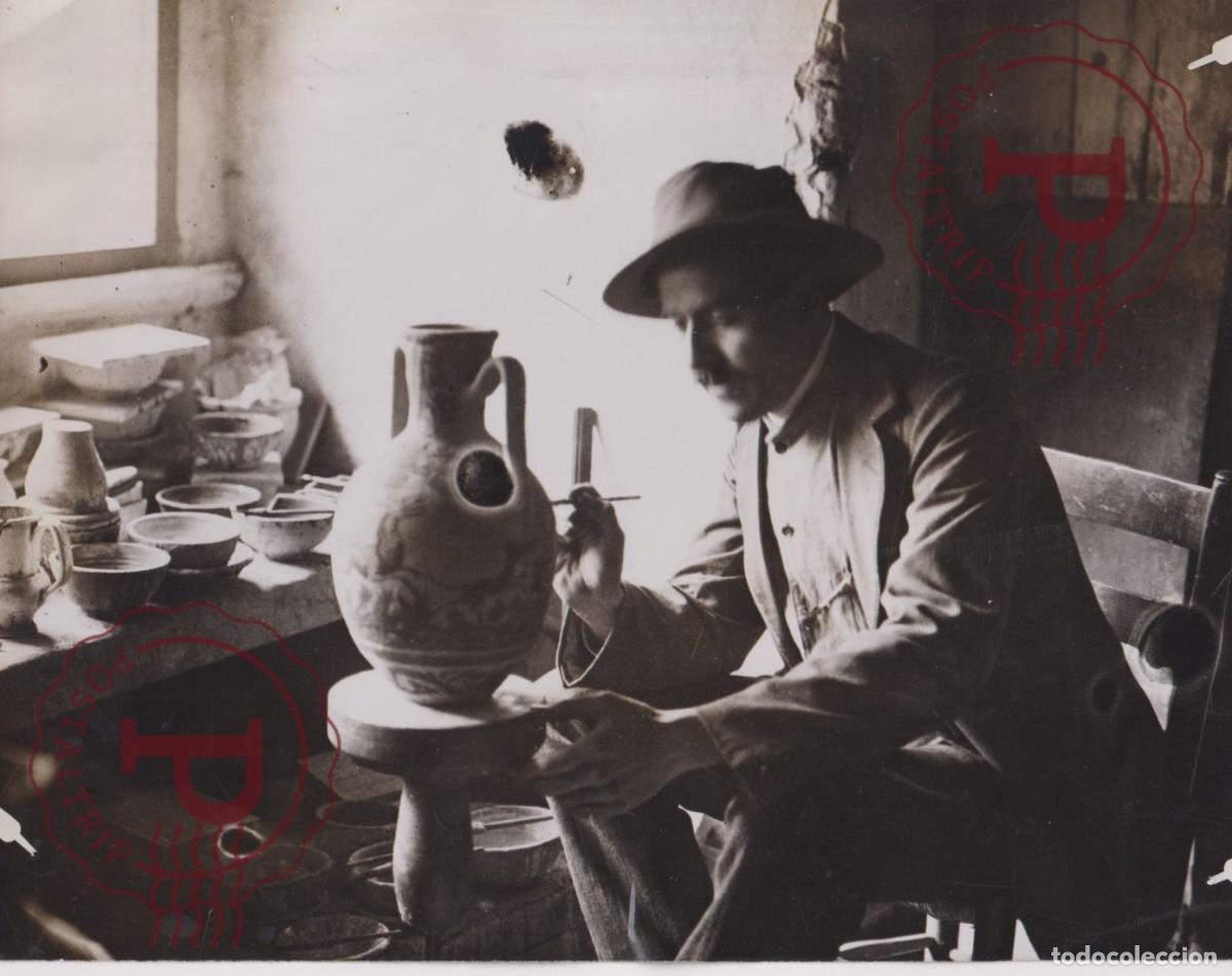Alte Fotografie: ESPA&Ntilde;A. SPAIN. SEVILLA. ALFARERIA MANUEL CORBUTO. ALFARERO. ARTESANO. POTTERY. PINTANDO UNA PIEZA. 2