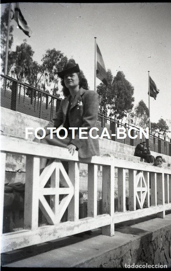 Fotografia antiga: NEGATIVO ACETATO ESTADIO LES CORTS FC BARCELONA PARTIDO DE FUTBOL ESPECTADORA GRADAS A&Ntilde;OS 40/50