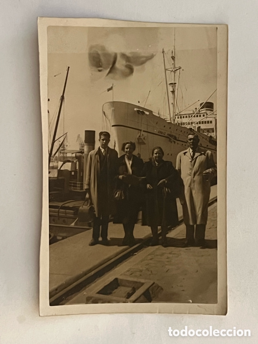 Fotografia antiga: CADIZ..? Fotograf&iacute;a antigua.. Al momento del desembarco.. (h.1950?) Med&iacute;das: 14 x 9 cm
