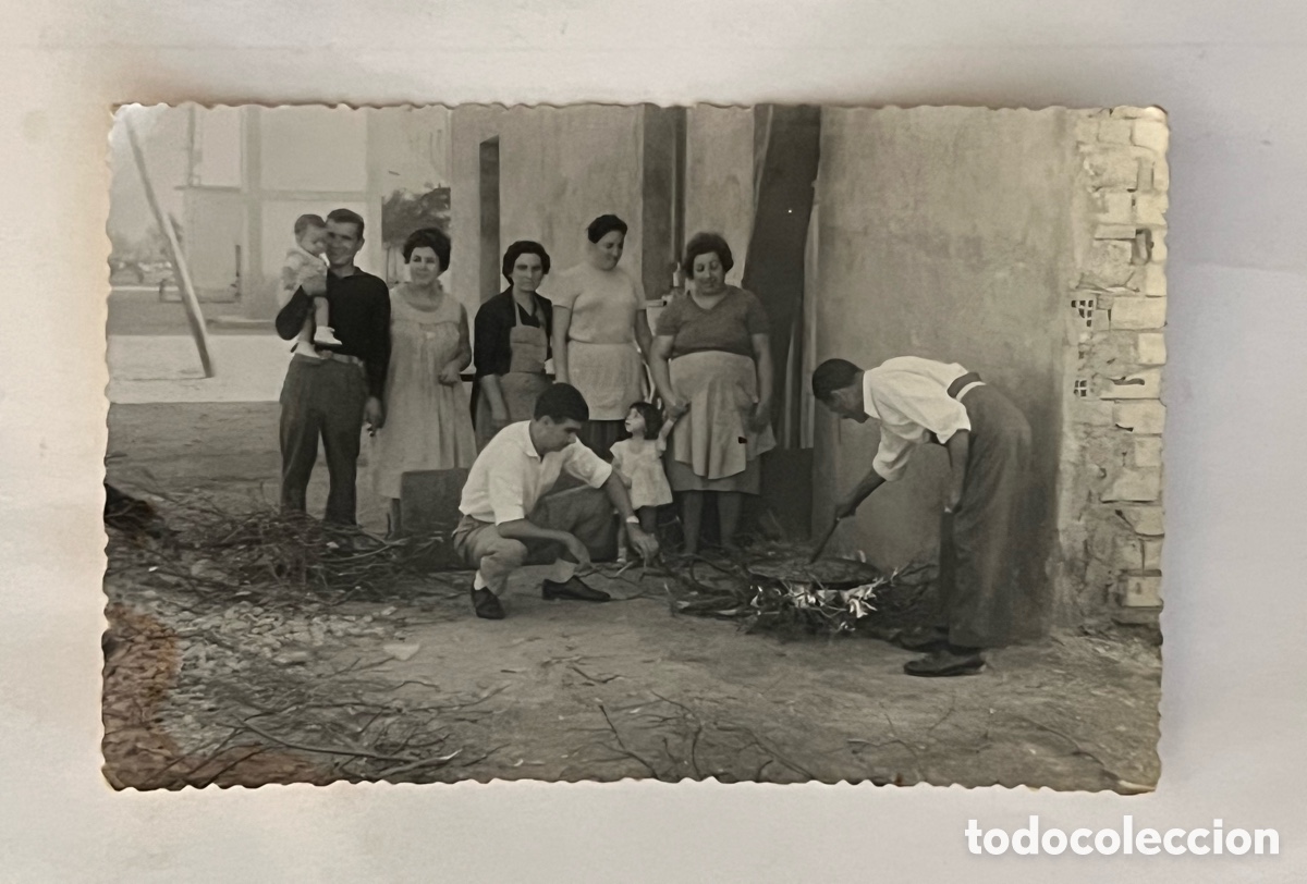 Fotografia antiga: PAELLA.. En el Puerto de Sagunto.. Tambi&eacute;n se cocinan buenas paellas.. Algarra, fot&oacute;grafo (a.1961)