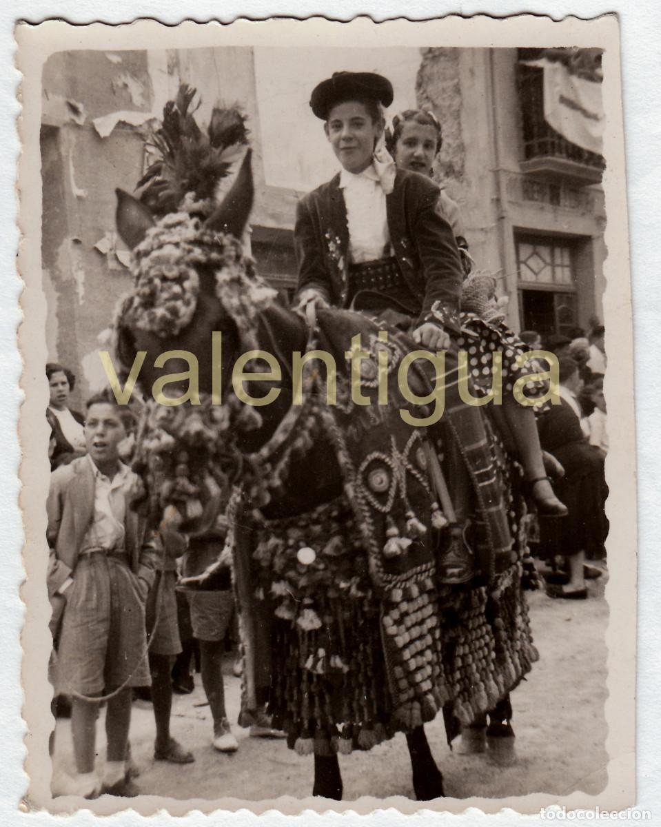 Fotograf&iacute;a antigua: Jinete a caballo. Pareja. Moros y Cristianos Comparsa Contrabandistas. Elda, Alicante? A&ntilde;os 50 rc
