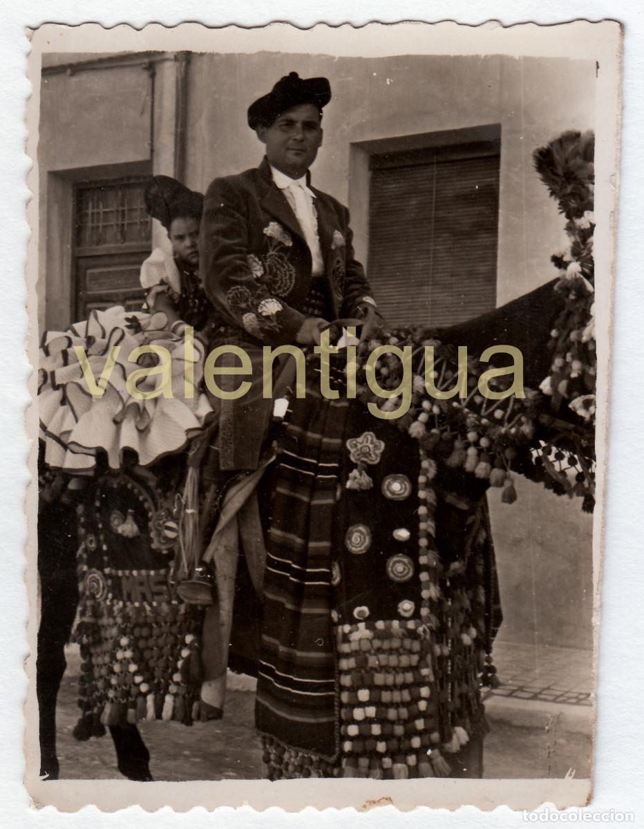 Alte Fotografie: Jinete a caballo. Pareja. Moros y Cristianos Comparsa Contrabandistas. Elda, Alicante? A&ntilde;os 50 rc