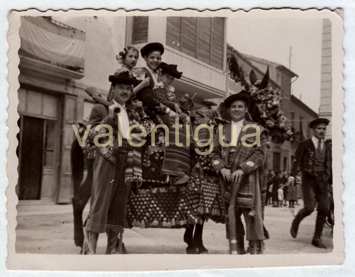 Fotograf&iacute;a antigua: Tr&iacute;o a caballo. Moros y Cristianos Comparsa Contrabandistas con trabucos. Elda, Alicante? A&ntilde;os 50 rc