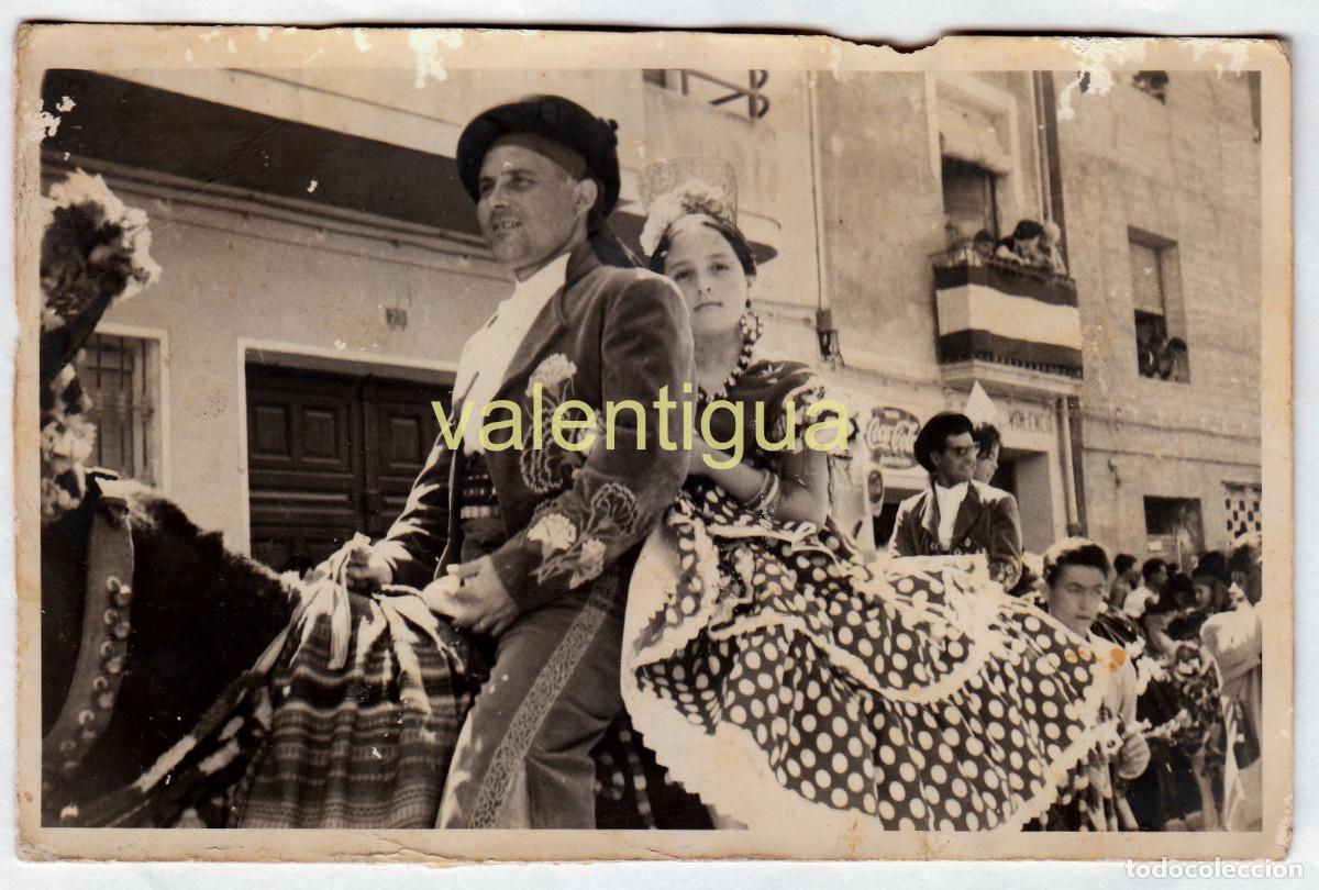 Photographie ancienne: Pareja a caballo. Moros y Cristianos Comparsa Contrabandistas. Elda, Alicante? A&ntilde;os 50 rc