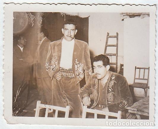 Fotografia antiga: Pareja de amigos Moros y Cristianos Comparsa Contrabandistas. Basilio, Elda, Alicante A&ntilde;os 50 rc