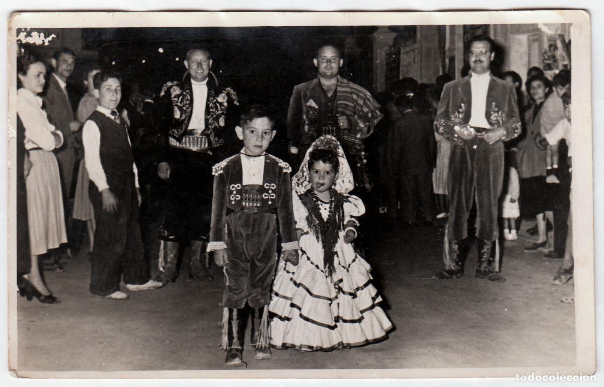 Fotografia antiga: Ni&ntilde;os desfilando Moros y Cristianos Comparsa Contrabandistas. Penalva, Elda, Alicante A&ntilde;os 50 rc